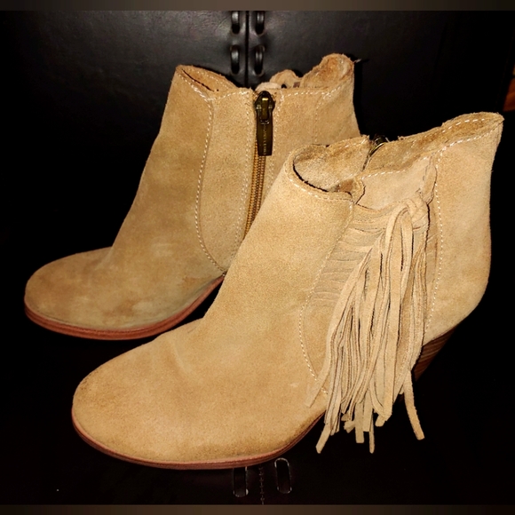 ✨Western Flair✨Vince Camuto Harlin Tan Suede Leather Fringe Booties 6M - Picture 2 of 6